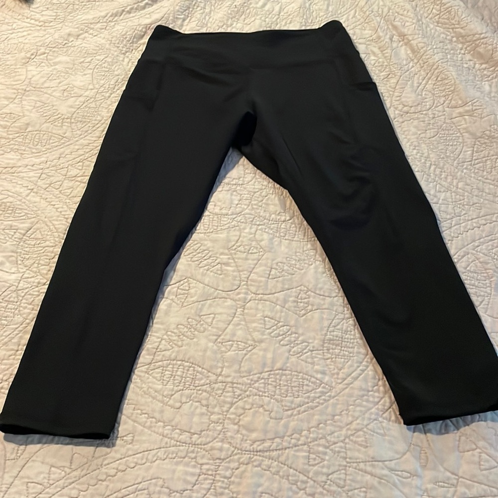 Black 3/4 length athletic leggings ladies medium